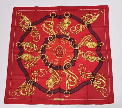 une écharpe rouge ornée de motifs dorés et noirs