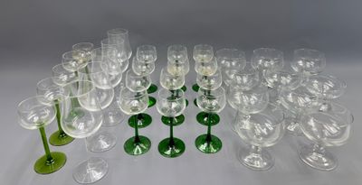 beaucoup de verres à vin posés sur la table