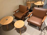 Deux fauteuils façon teck + deux tables