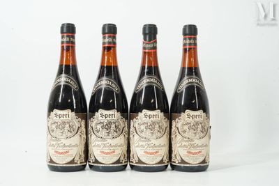 trois bouteilles de vin sont alignées sur une surface blanche
