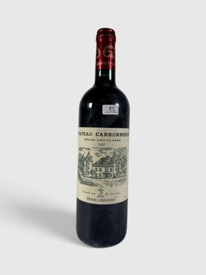 la bouteille de vin est posée sur une surface blanche