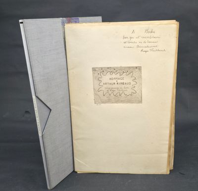 un livre ouvert, sur lequel figure un dessin, posé sur une table