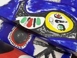 trois skateboards empilés les uns sur les autres sur une table