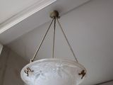une lampe suspendue au plafond dans une pièce
