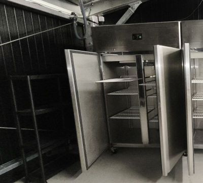 une vieille photo d'une cuisine équipée d'appareils électroménagers en inox