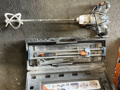 une boîte à outils avec des outils à l'intérieur sur le sol