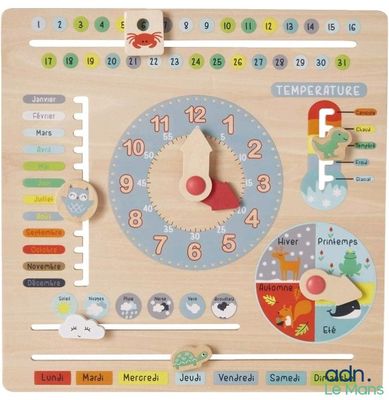 une horloge en bois sur laquelle figurent différents chiffres