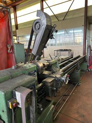 une machine qui se trouve à l'intérieur d'un bâtiment