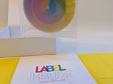 une balle colorée posée dans une boîte transparente sur une table
