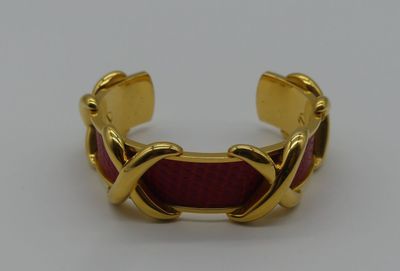 HERMES: bracelet rigide croisillon en métal doré gainé de cu…