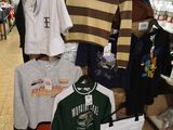 beaucoup de vêtements exposés dans un magasin