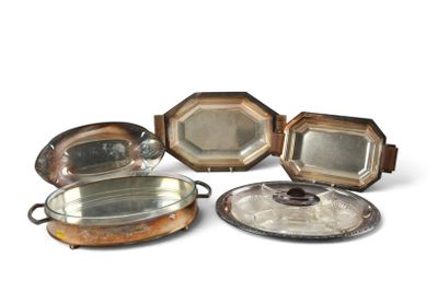 cinq plateaux en argent et une assiette en argent posés sur un plateau blanc