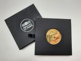 une boîte noire contenant une pièce d'or