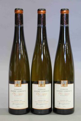 trois bouteilles de vin posées sur une table l'une à côté de l'autre