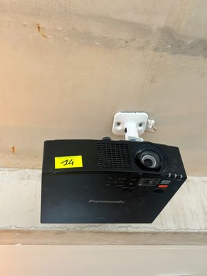 un petit projecteur posé au sommet d'un mur