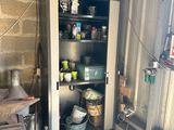 un réfrigérateur dans un garage où il y a beaucoup de choses