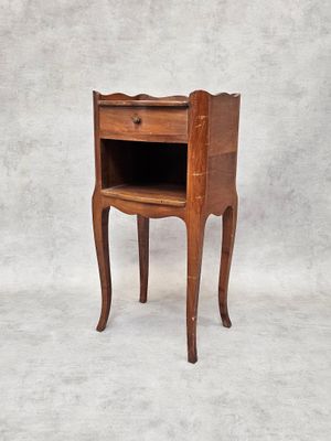 l'image d'une petite table en bois munie d'un tiroir