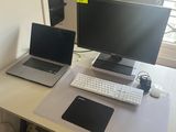 un bureau sur lequel sont posés deux ordinateurs et un ordinateur portable