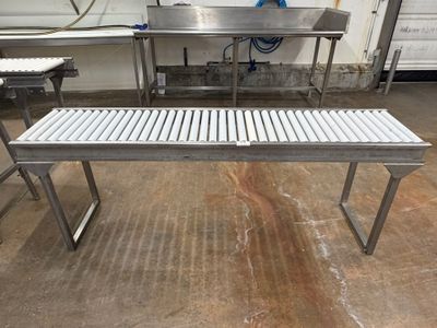 un banc posé au milieu d'une pièce