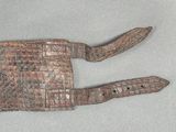 a small piece of metal that has been made to look like a belt