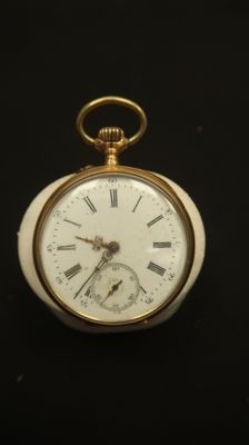 une montre de poche en or avec des chiffres romains