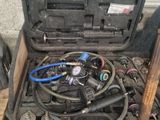 une boîte à outils contenant des outils et un marteau