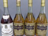 quatre bouteilles de vin sont alignées sur une table