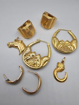 un ensemble de bijoux en or comprenant des boucles d'oreilles et des bagues