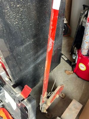 une photo d'une machine rouge et noire dans un garage