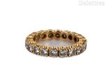 gros plan d'une bague en or et diamants sur fond blanc
