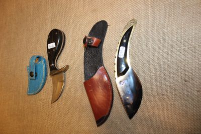 deux couteaux et une paire de ciseaux posés sur une table