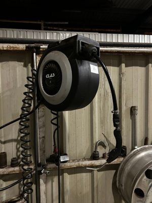 une photo d'un garage avec plein d'objets accrochés au mur