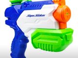 un gros plan sur un pistolet à eau jouet muni d'une poignée verte et orange