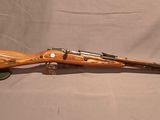 un vieux fusil avec un canon en bois sur fond blanc