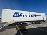 un camion semi-remorque garé dans un parking