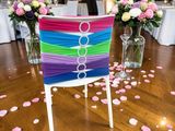 une chaise décorée de rubans et de fleurs