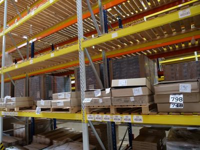 de nombreux cartons sur les étagères de l'entrepôt