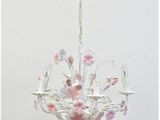 un lustre auquel sont suspendus des fleurs et des oiseaux