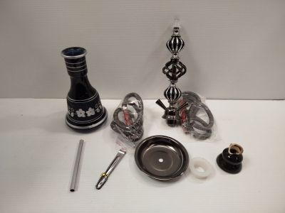 un grand nombre d'objets posés sur une table