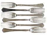 six fourchettes et un couteau sur fond blanc