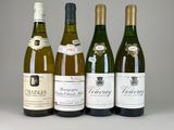 quatre bouteilles de vin sont alignées sur une table