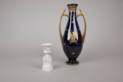 deux vases posés l'un à côté de l'autre sur une table
