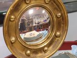 la photo d'une photo représentant un homme dans un miroir posé sur une table