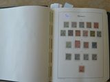un livre ouvert avec des timbres sur une table