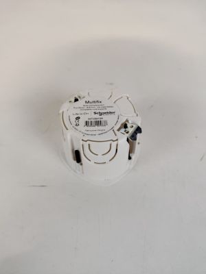 un petit objet blanc posé sur une table avec un fond blanc