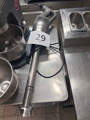 une photo d'une cuisine avec un mixeur et un saladier posés sur le plan de travail