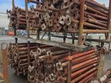 un gros tas de bois rouillé abandonné sur un parking