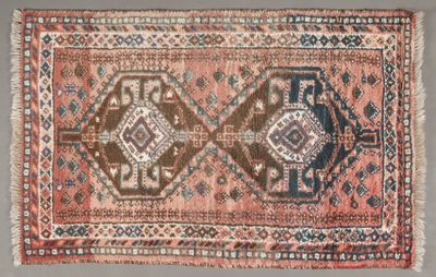 un vieux tapis aux motifs géométriques sur fond gris