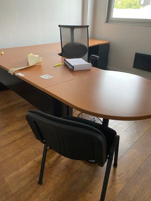 un bureau avec une chaise et un ordinateur portable dessus