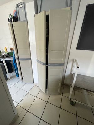 un réfrigérateur blanc dans le coin d'une cuisine